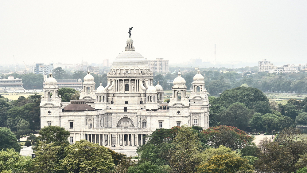 কলকাতার অন্যান্য ঐতিহাসিক স্মারকসৌধের মতো দূষণের কবলে বিবর্ণতার শিকার হয়েছিল ভিক্টোরিয়া মেমোরিয়ালও।