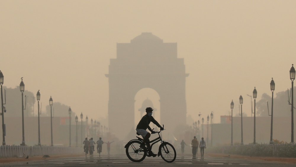 দিল্লির ইন্ডিয়া গেট। বিষ-বাতাসে প্রায় বছরভর ঢাকা থাকত স্মগ বা ধোঁয়াশার পর্দায়।