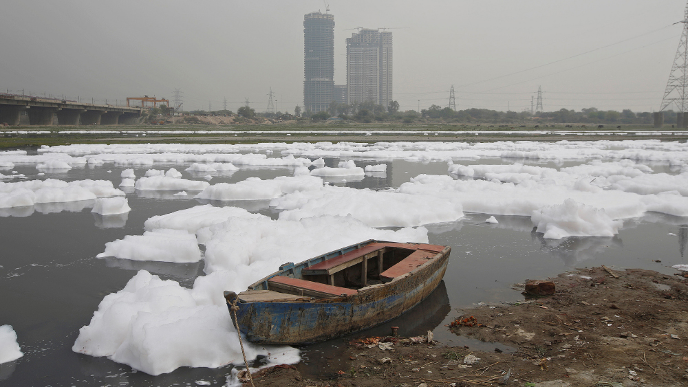 চেনা যাচ্ছে না দিল্লির যমুনাকেও। চূড়ান্ত বায়ুদূষণের জেরে সারা বছর এই নদীতে ভেসে থাকত বিষাক্ত ফোম।