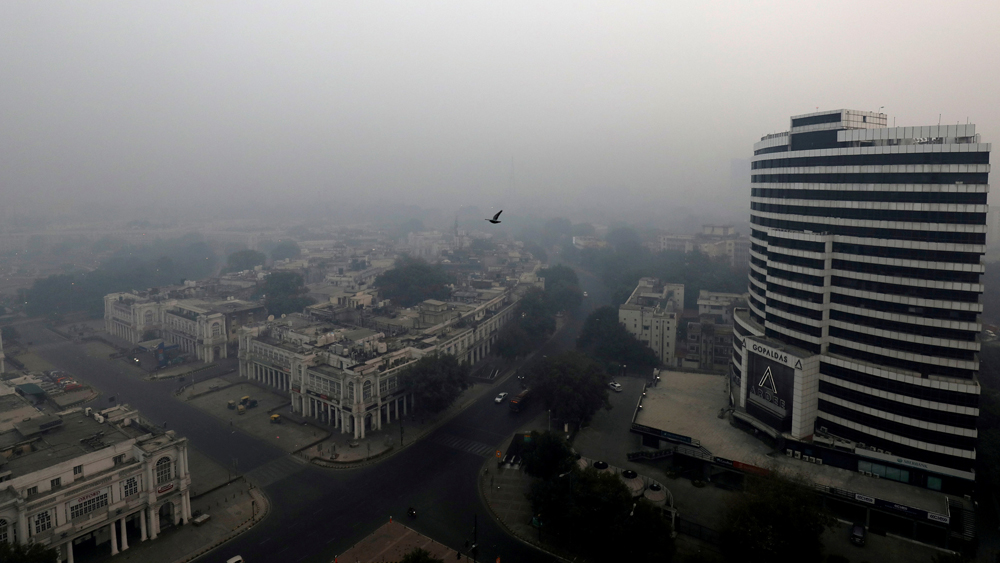 দিল্লির অন্যতম ব্যস্ত কনট প্লেসে নীল আকাশ দেখতে পাওয়া ছিল দুর্লভ।