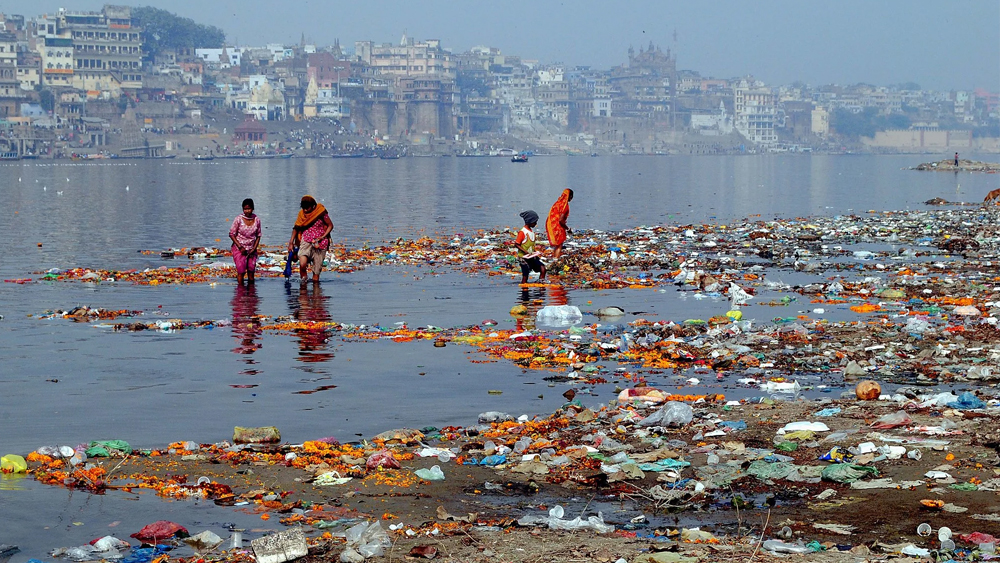 প্রাচীন শহর বারাণসীর গঙ্গায় দূষণের প্রকোপ ছিল তীব্র। পুণ্যার্থী এবং পর্যটকদের চাপে নদীর জল হারিয়ে ফেলেছিল স্বচ্ছতা।