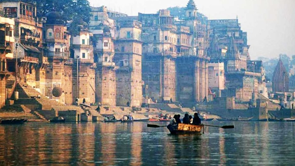 এখন বারাণসীর প্রায় জনশূন্য ঘাট আর গঙ্গার জলে জলচর পাখিদের মেলা।