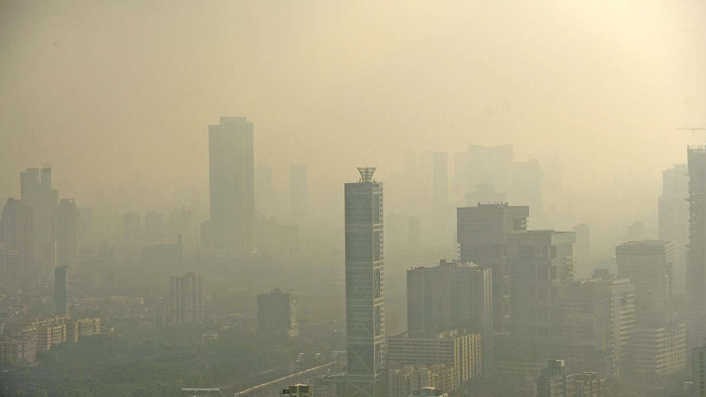 ভারতের অন্য বড় শহরগুলির মতো প্রাণ খুলে শ্বাস প্রশ্বাস নিতে পারছে মুম্বই-ও। আগে বাণিজ্যনগরীর উপরেও থাকত দূষণের আস্তরণ।