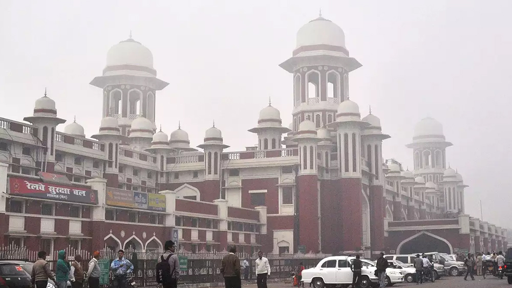 দূষণের জেরে লখনউ নগরীর ঐতিহাসিক স্থাপত্যও হারিয়ে ফেলেছিল তার আসল রূপ।