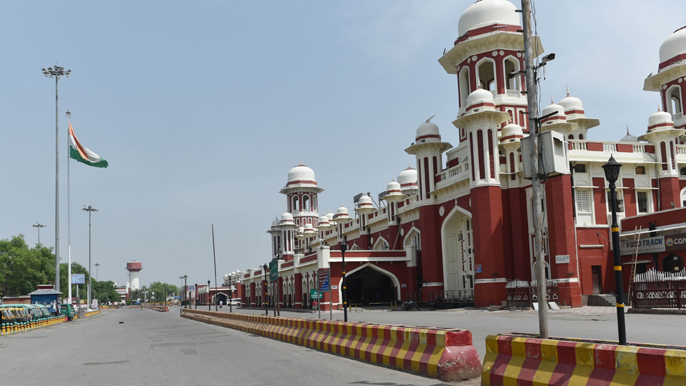 লকডাউনের ফলে হার মেনেছে দূষণ। রুমি দরওয়াজা থেকে বড়ে ইমামবড়া, নতুন করে যেন সামনে হাজির করছে ইতিহাসকে।