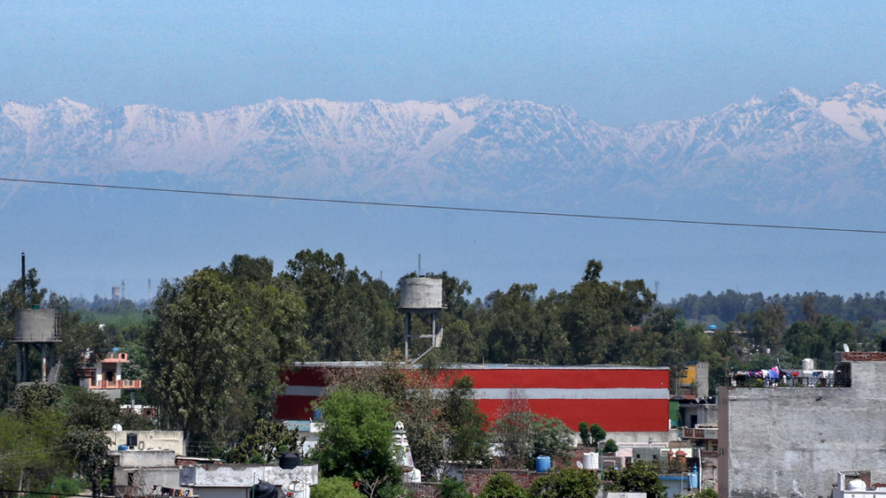 এখন সেখান থেকে দেখা যাচ্ছে বরফে ঢাকা হিমালয় পর্বতশ্রেণি।