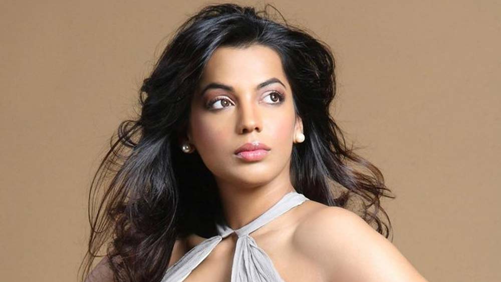 একই অবস্থা আর এক নায়িকা মুগ্ধা গডসেরও। ‘ফ্যাশন’ ছবির নায়িকাও এই আবাসনের বাসিন্দা।