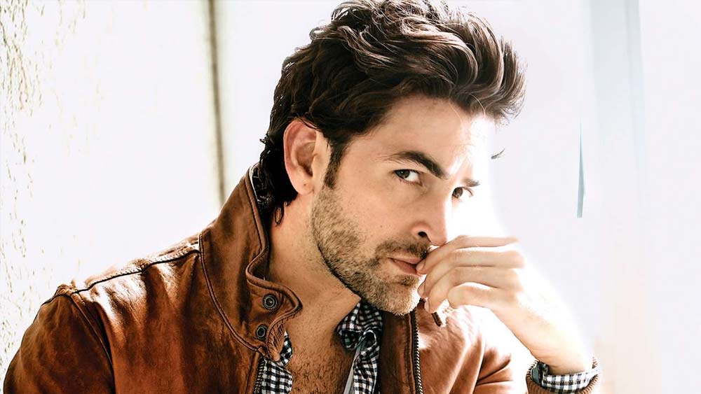 তাঁর বাকি প্রতিবেশীদের মতো সম্পূর্ণ ঘরবন্দি অভিনেতা নীল নীতিন মুকেশও। তিনিও সস্ত্রীক থাকেন ‘ওবেরয় স্প্রিংস’-এ।