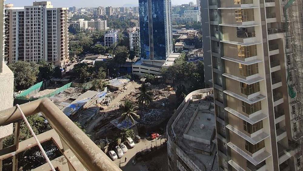 বলিউডের প্রযোজক করিম মোরানি, তাঁর দুই মেয়ে জোয়া ও শাজা মোরানি এবং কণিকা কপূর ইতিমধ্যেই আক্রান্ত হয়েছেন কোভিড-১৯-এ।