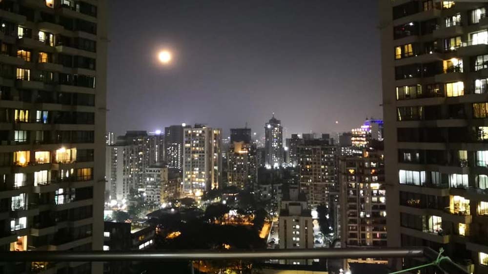 স্যানিটাইজ করা হয়েছে সম্পূর্ণ আবাসন চত্বরকে। বৃহন্মুম্বই পুরনিগমের তরফে এই আবাসনের বাসিন্দাদের বিশেষ সতর্কতা গ্রহণের নির্দেশ দেওয়া হয়েছে।