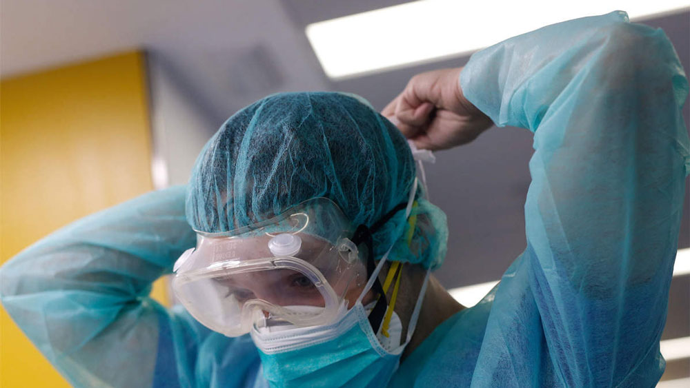 কিন্তু পর্যাপ্ত পরিমাণে সেই কিট যোগান দেওয়াই এখন বড় চ্যালেঞ্জ। অনুন্নত মানের প্রচুর পিপিই কিট বাজারে থাকার যেমন অভিযোগ উঠছে, তেমনই উন্নত মানের পিপিই কিটের দাম যে অনেকটাই বেশি, সেটাও বলছেন অনেকে।