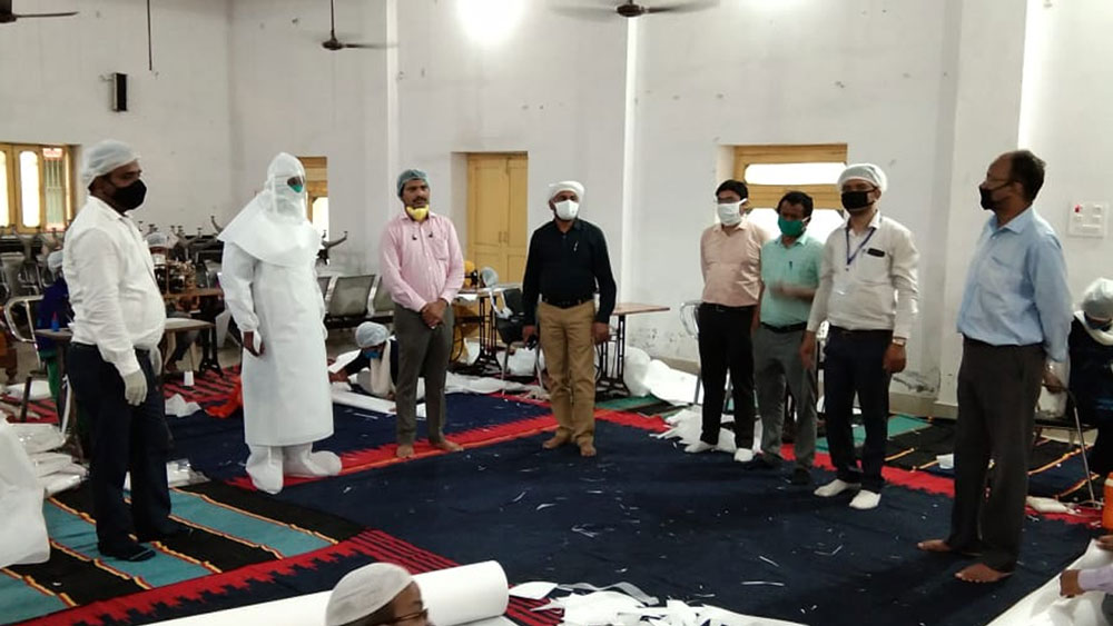 এই অবস্থায় বাজারের প্রায় অর্ধেক দামে উন্নত মানের পিপিই কিট বানিয়ে তাক লাগিয়ে দিলেন উত্তরপ্রদেশের এক আইএএস অফিসার, অরবিন্দ সিংহ।