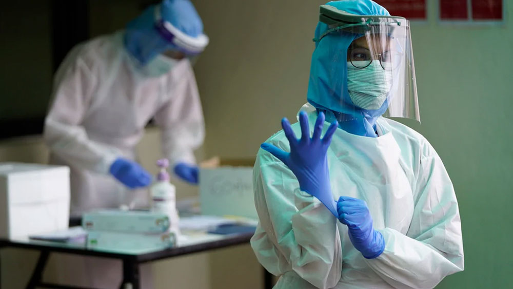 গ্রামের স্বনির্ভর গোষ্ঠীর মহিলারা কী ভাবে বিশ্বমানের পিপিই কিট বানাতে পারছেন? লখিমপুর খেরির চিফ ডেভেলপমেন্ট অফিসার অরবিন্দ সিংহ জানিয়েছেন সেই কথা।