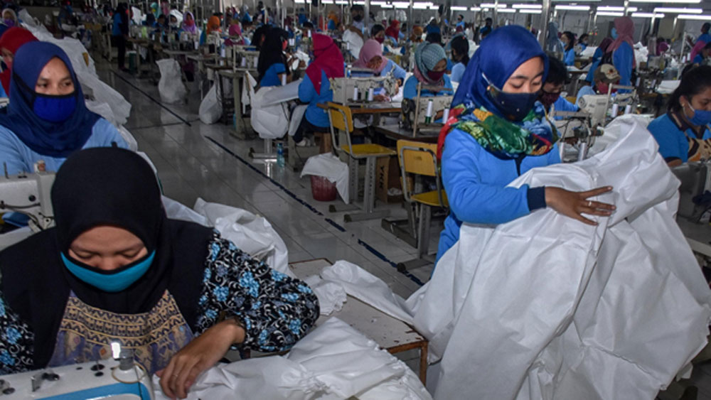 প্রথমে কাঁচামাল কেনা হয়। কাঁচামাল যথাযথ পরিমাণে মজুত হওয়ার পর এই কিট তৈরির জন্য প্রত্যেক মহিলাকে বিশেষ ভাবে প্রশিক্ষণ দেওয়া হয়।