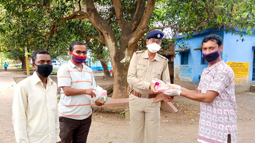  ফুল দিয়ে শুভেচ্ছা। নিজস্ব চিত্র