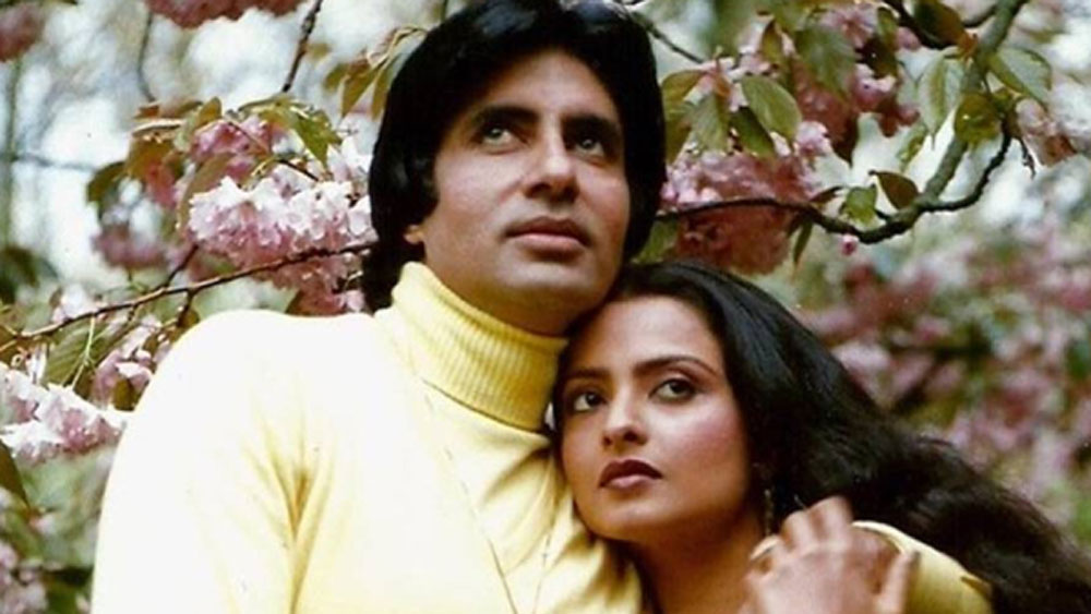 আজ অমিতাভ, রেখা-র মতো সুপার হিট অভিনেতা-অভিনেত্রীদের সঙ্গে নাম উচ্চারণ করা হয় মিঠুনেরও। কিন্তু অনেকেই জানেন না, একসময় অমিতাভ-রেখার স্পট বয়েরও কাজ করতে হয়েছিল তাঁকে! তাঁর কাজ ছিল অমিতাভ এবং রেখার ব্যাগ বয়ে নিয়ে যাওয়া।