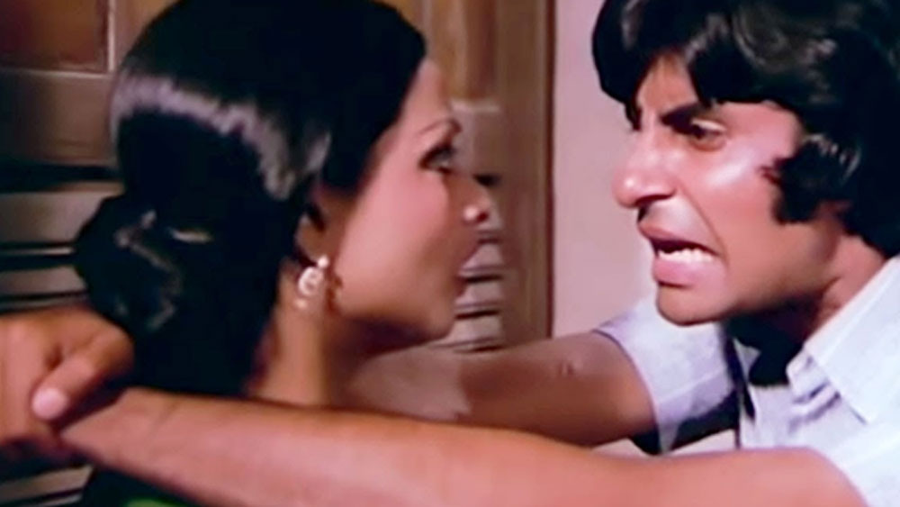 ১৯৭৬ সালে সুপারস্টার অমিতাভ আর রেখার ফিল্ম আসে ‘দো অনজানে’। এই ফিল্মেও মিঠুন ২-৩ মিনিটের ছোট একটা রোলে অভিনয়ের সুযোগ পেয়েছিলেন।