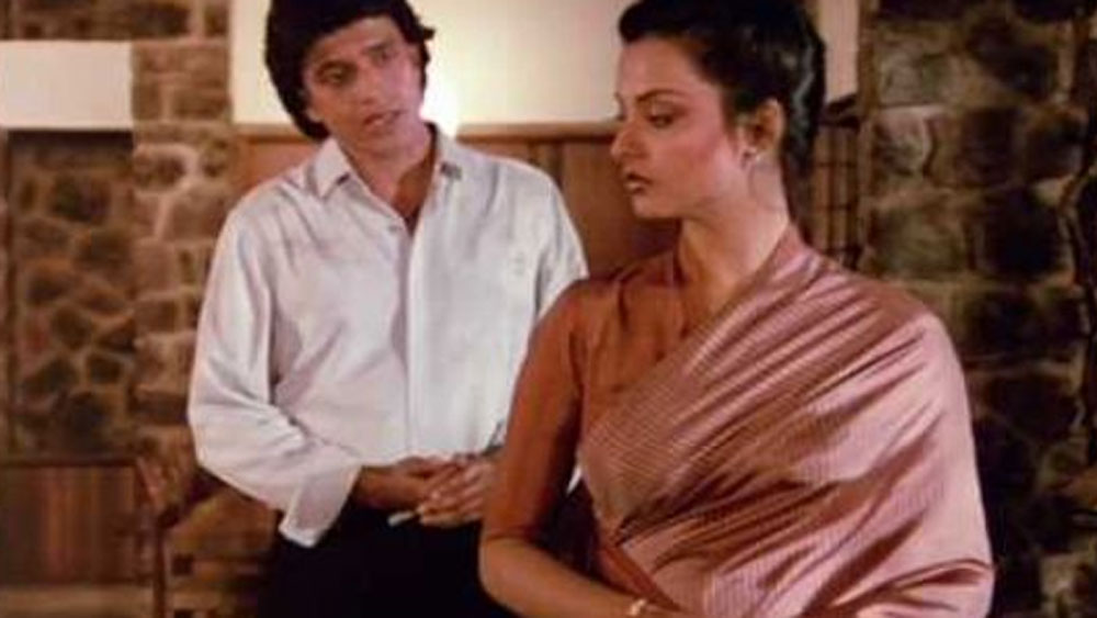 তা ছাড়াও এই ফিল্মের শুটিংয়ে আরও একটি কাজ পেয়েছিলেন মিঠুন। ফিল্মের শুটিং চলাকালীন অমিতাভ এবং রেখার স্পট বয়ের কাজ।