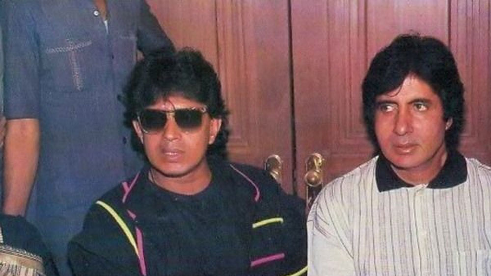 তখন অমিতাভ যেখানেই যেতেন, মিঠুনকে তাঁর সঙ্গে যেতে হত। রেখার ক্ষেত্রেও তাই ছিল। রেখা নাকি মাঝেমধ্যেই শপিংয়ে যেতেন এবং ব্যাগ বয়ে নেওয়ার জন্য স্পট বয় মিঠুনকে নিয়ে যেতেন।