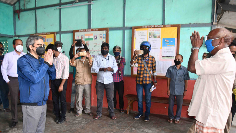 করজোড়ে: শিলিগুড়ি পাতি কলোনি এলাকায় একটি শেল্টার হোমে পরিদর্শনে কেন্দ্রীয় পর্যবেক্ষক দল। ছবি: বিশ্বরূপ বসাক