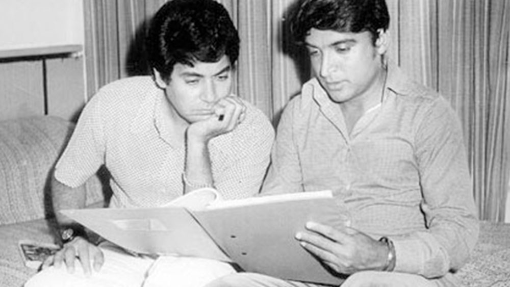 এর পর ইন্ডাস্ট্রির বন্ধু জাভেদ আখতারের সঙ্গে জুটি বেঁধে ফিল্মের ডায়লগ লিখতে শুরু করলেন। সেলিম-জাভেদ জুটি ইন্ডাস্ট্রিতে হিট হয়ে যায়। অথচ আচমকাই তাঁদের এই জুটি ভেঙে যায়। ইন্ডাস্ট্রি তাঁদের চাইলেও, তাঁরা একে অপরের সঙ্গে কাজ করতে চাইতেন না আর।