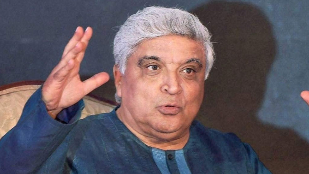 জানা যায়, জাভেদ আখতারের একটা সিদ্ধান্তকে ঘিরেই তাঁদের মধ্যে দূরত্ব তৈরি হতে শুরু করে। দু’জনে একসঙ্গে স্ক্রিপ্ট লিখতেন, সারাদিন একসঙ্গে কাজ করে যেতেন।