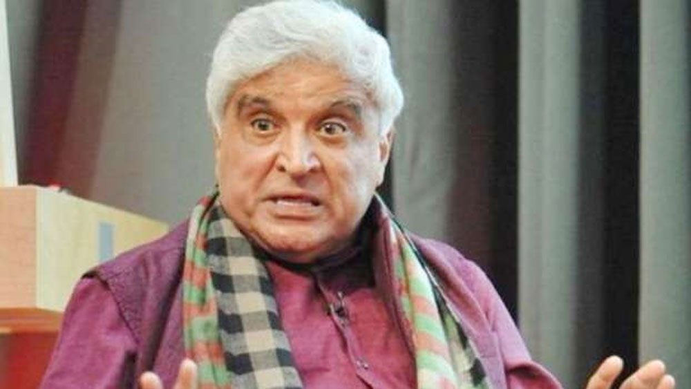 সে দিন জাভেদের সেই সিদ্ধান্তের বিরুদ্ধে সেলিম কোনও কথা বলেননি। তবে তিনি এতটাই আঘাত পেয়েছিলেন যে, দেশ ছেড়ে লন্ডনে চলে যান। পরে অবশ্য দেশে ফিরে ফের কাজ শুরু করেছিলেন।