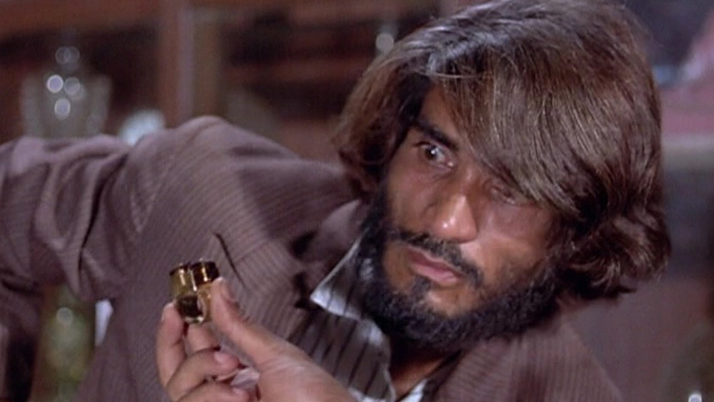 অবিভক্ত ভারতের করাচিতে জন্ম ১৯৩৮ সালের ২৪ এপ্রিল। জন্মগত নাম ছিল মোহন মাকিজানি। ক্রিকেট খেলা শিখবেন বলে এসেছিলেন সে কালের বম্বে, আজকের মুম্বই শহরে। কিন্তু শেষে মন মজল আরবসাগরের তীরের অন্য আকর্ষণে।