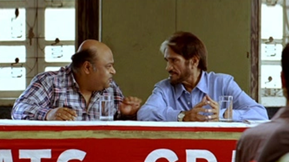 অবিভক্ত ভারতের করাচিতে জন্ম ১৯৩৮ সালের ২৪ এপ্রিল। জন্মগত নাম ছিল মোহন মাকিজানি। ক্রিকেট খেলা শিখবেন বলে এসেছিলেন সে কালের বম্বে, আজকের মুম্বই শহরে। কিন্তু শেষে মন মজল আরবসাগরের তীরের অন্য আকর্ষণে।