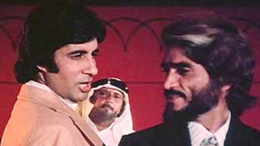 তবে প্রথমে অভিনেতা হিসেবে নয়। তিনি ছিলেন পরিচালক চেতন আনন্দের সহকারী। অভিনেতা হিসেবে মোহনকে প্রথম দেখা যায় ১৯৬৪ সালে, ‘হকিকত’ ছবিতে।