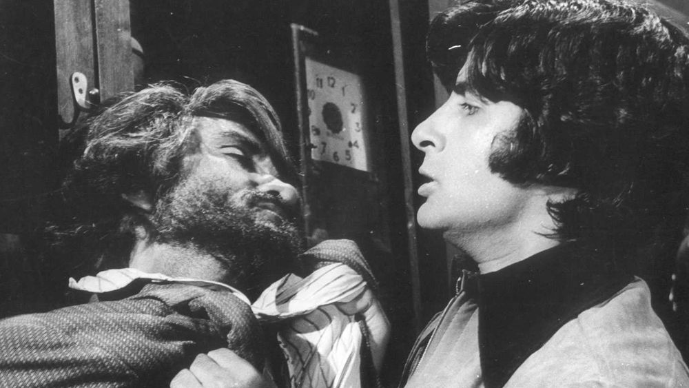 যাঁর সঙ্গে ম্যাক মোহনের দ্বৈরথ ছিল ছবিতে সবথেকে উপভোগ্য, সেই বিগ-বি-ও উপস্থিত ছিলেন তাঁর স্মরণসভায়। ছিলেন তাঁর সঙ্গে কাজ করা স্পটবয়রাও। পর্দার খলনায়ক ভাবমূর্তিকে ছাপিয়ে এতটাই ছিল অভিনেতার ম্যাক মোহনের বিস্তার।