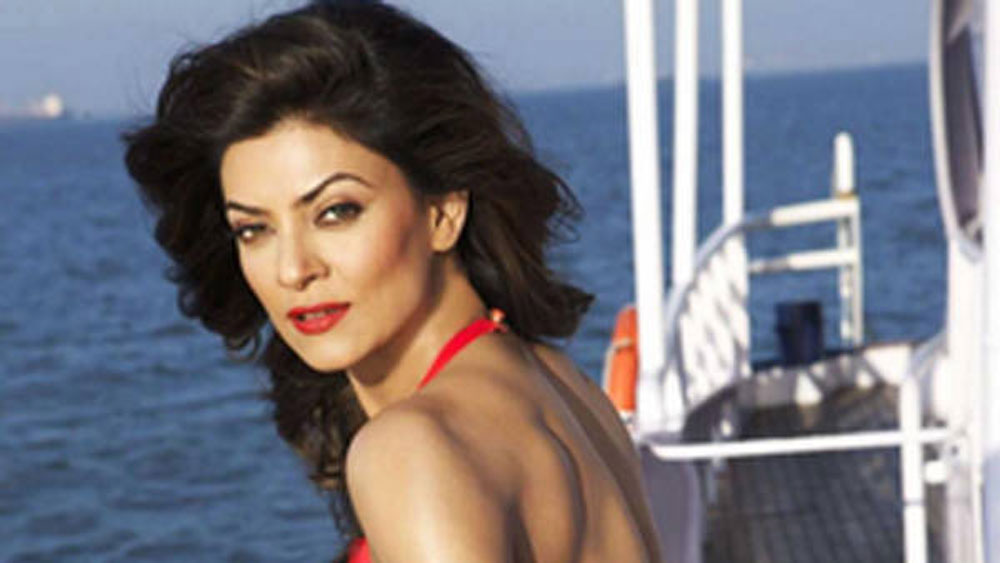 হায়দরাবাদের একটি বাঙালি পরিবারে জন্ম সুস্মিতার। বাবা ছিলেন ভারতীয় বায়ুসেনার উইং কমান্ডার আর মা ছিলেন জুয়েলারি ডিজাইনার। দুবাইয়ে তাঁর একটি গয়নার দোকানও ছিল।