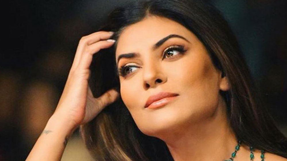 এর আগে অবশ্য সুস্মিতা মডেলিং নিয়ে তেমন কিছু ভাবেননি। এক বার এক পার্টিতে এক ব্যক্তির কথা শুনে নেহাত কৌতূহলের বশেই মিস ইন্ডিয়া প্রতিযোগিতার ফর্ম পূরণ করে ফেলেছিলেন।