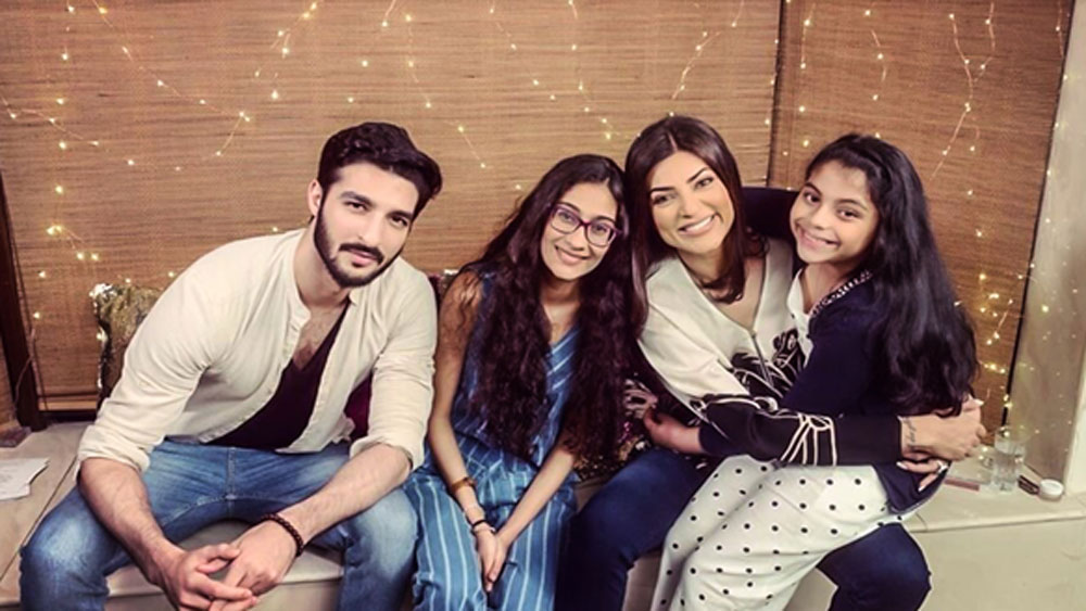 এই মুহূর্তে তাঁর প্রেমিক রহমান শল। রহমানের সঙ্গেও রেনে আর আলিশার সম্পর্ক খুব ভাল। মাঝে মাঝেই চার জন পাড়ি দেন একসঙ্গে ছুটি কাটাতে।