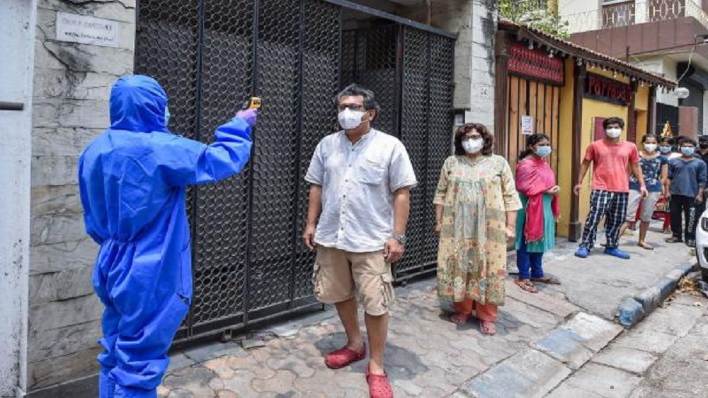 তবে করোনার প্রকোপ নেই যে জায়গাগুলিতে, যে জায়গাগুলি হটস্পট হিসাবে চিহ্নিত হয়নি, শুধুমাত্র সেখানেই পাড়ার দোকানগুলি খোলার অনুমতি দেওয়া হয়েছে। তবে পুর এবং গ্রামীণ এলাকার জন্য নিয়ম-কানুন আলাদা। তা হলে আজ থেকে কোন কোন দোকানগুলি খোলা পাবেন? দেখে নিন এক ঝলকে—