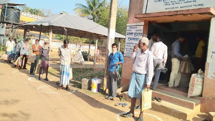 গ্রামীণ এলাকায় শপ্‌স অ্যান্ড এস্ট্যাবলিশমেন্ট আইনে নথিভুক্ত পাড়া, রেসিডেন্সিয়াল কমপ্লেক্স এবং মার্কেট কমপ্লেক্সের মধ্যে অবস্থিত দোকান খুলে রাখা যাবে।