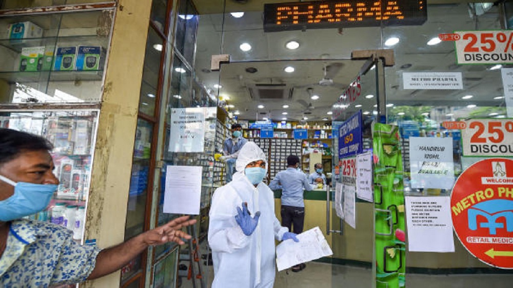 তবে ৫০ শতাংশ কর্মচারী নিয়েই কাজ চালিয়ে যেতে হবে দোকানগুলিকে। দোকানের কর্মচারীদের মাস্ক এবং গ্লাভস পরা বাধ্যতামূলক। বিকিকিনির সময় সামাজিক দূরত্ব বজায় রাখতে হবে।