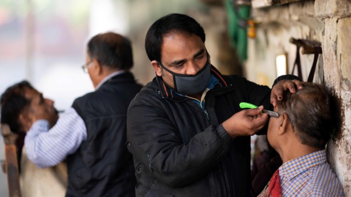 পাড়া এবং মার্কেট কমপ্লেক্সের মধ্যে অবস্থিত সেলুন খুলছে না।