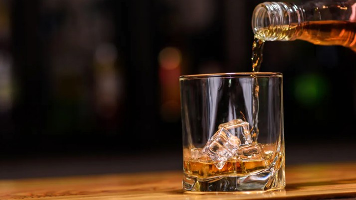 লকডাউন জারি হওয়ার পর থেকেই সমস্ত মদের দোকান বন্ধ। এখনই তা খোলার কোনও সম্ভাবনা নেই।