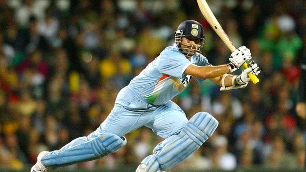 সচিন তেন্ডুলকর— কোহালি ও ডিভিলিয়ার্সের দলে ওপেনার সচিন তেন্ডুলকর। মহম্মদ আজহারউদ্দিনই তাঁকে সীমীত ওভারের ক্রিকেটে ওপেনার হিসেবে নামতে বলেছিলেন। আজ্জুর সেই সিদ্ধান্ত দারুণ ভাবে খেটে গিয়েছিল। পরবর্তীকালে পঞ্চাশ ওভারের ম্যাচে ওপেন করতে নেমে সচিন দারুণ সফল হয়েছিলেন। সেই ইতিহাস মাথায় রেখেই কোহালি ও এবিডি ভারতের কিংবদন্তি ব্যাটসম্যান সচিনকে ওপেনার হিসেবে রেখেছেন দলে।