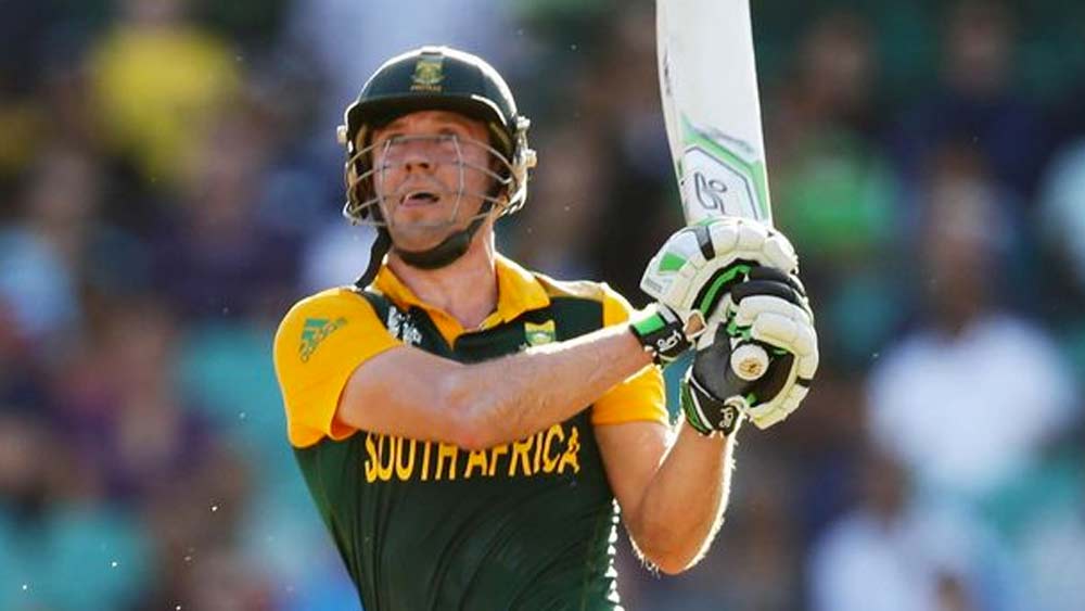 এবি ডিভিলিয়ার্স— বিধ্বংসী ব্যাটসম্যান। মাঠের যে কোনও প্রান্তে শট খেলতে পারেন। স্লগ ওভারে এবি ঝড় তোলেন। বোলাররা বুঝে উঠতে পারেন না মিস্টার ৩৬০ ডিগ্রিকে কোন লেংথে বল করবেন।