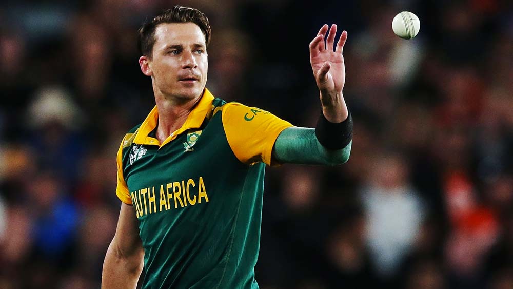 ডেল স্টেন— যে কোনও ফরম্যাটে ভয়ঙ্কর বোলার। অ্যাটাকিং বোলার বলতে যা বোঝানো হয়, স্টেন ঠিক তাই। বলের সিমকে দারুণ ভাবে কাজে লাগাতে পারেন। উইকেটের দু’দিকেই সুইং করাতে পারেন। এ রকম এক জন বোলার অধিনায়কের হাতের তুরুপের তাস।