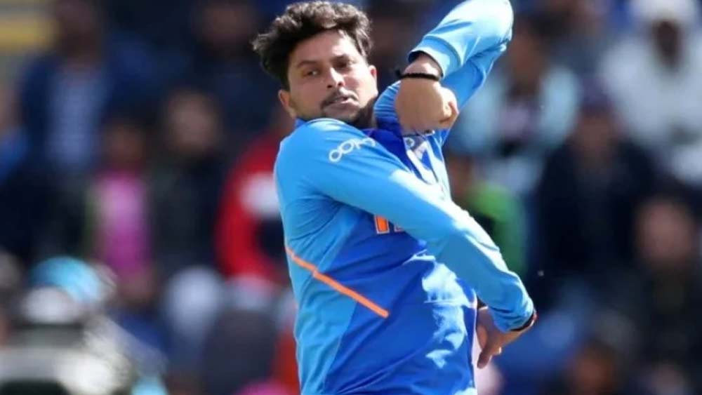 কুলদীপ যাদব— গোড়ার দিকে  কুলদীপের স্পিন পড়তে পারতেন না ব্যাটসম্যানরা। তাঁকে খেলতে সমস্যা হত ব্যাটসম্যানদের। উইকেটও পেতেন কুলদীপ। কিন্তু গতবারের আইপিএল-এ তাঁকে মার হজম করতে হয়েছিল। বিশ্বকাপেও নিজের নামের প্রতি সুবিচার করতে পারেননি কুলদীপ। তবুও রহস্যময় স্পিনার হিসেবে তাঁকে যে কোনও অধিনায়কই স্কোয়াডে রাখবেন। সেই কারণেই কুলদীপকে স্কোয়াডে রেখেছেন কোহালি ও এবি।