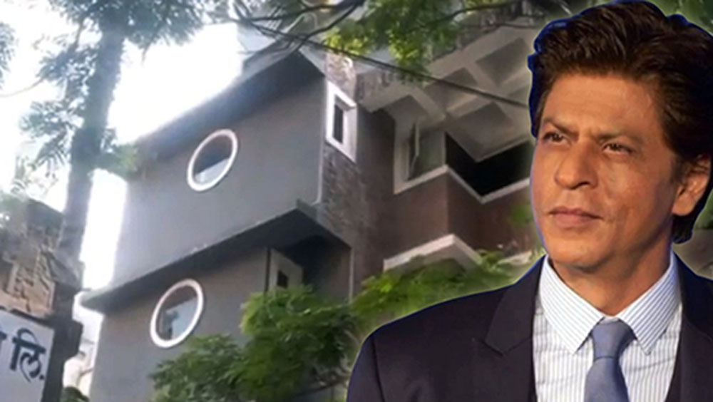 সম্প্রতি যেমন নিজের চার তলা একটি অফিস পুরোটাই কোয়রান্টিন সেন্টারে পরিণত করে ফেললেন বলিউড বাদশা শাহরুখ খান।