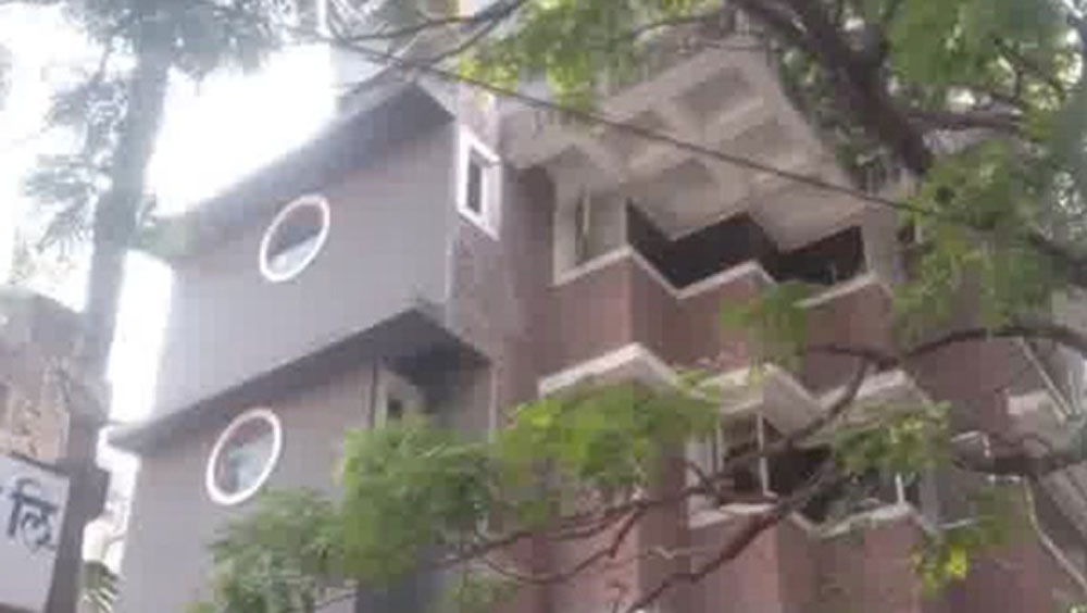 কেমন ভাবে প্রস্তুত হয়ে উঠেছে শাহরুখের অফিস? বৃহন্মুম্বই মিউনিসিপাল কর্পোরেশনের তত্ত্বাবধানে এবং স্বেচ্ছাসেবী সংস্থা মীর ফাউন্ডেশনের সাহায্যে ওই পাঁচতলা অফিসটি কোয়রান্টিন কেন্দ্রে পরিণত হয়েছে।