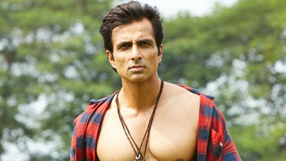 অভিনেতা সনু সুদও মুম্বইয়ের জুহুতে তাঁর হোটেল স্বাস্থ্যকর্মীদের জন্য খুলে দেওয়ার প্রস্তাব দিয়েছেন। আয়েষা টাকিয়ার স্বামী ফারহান আজমি তাঁর হোটেল মুম্বই পুলিশদের জন্য কোয়রান্টিন কেন্দ্র করতে ছেড়ে দিয়েছেন।