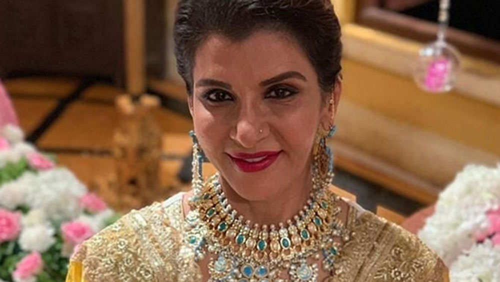 রাতে মুম্বইয়ের পালি হিল সংলগ্ন আবাসনে অনিতা এবং তাঁর স্বামী কিছু বন্ধুবান্ধবকে বাড়িতে পার্টি করার আমন্ত্রণ জানান বলে অভিযোগ।