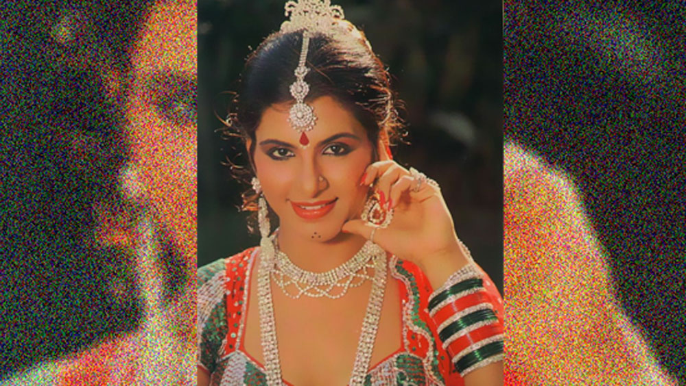 অনিতার আবাসনের নিরাপত্তারক্ষীর গোটা ঘটনাটি নজরে আসায় তিনি তৎক্ষণাৎ অনিতা এবং তাঁর স্বামী সুনীল হিঙ্গোরানির বিরুদ্ধে থানায় ফোন করে অভিযোগ জানান।