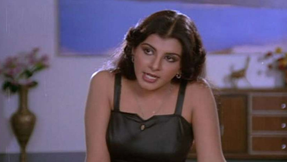 থানা থেকে ফোন যায় অভিনেত্রীর বাড়িতে। পুলিশের তরফে তাঁকে সাবধান করা হয়। অবিলম্বে পার্টি বন্ধ না করলে উপযুক্ত ব্যবস্থা নেওয়া হবে বলেও জানানো হয়। তবে পার্টির ঘটনা সম্পূর্ণ অস্বীকার করেছেন তিনি।