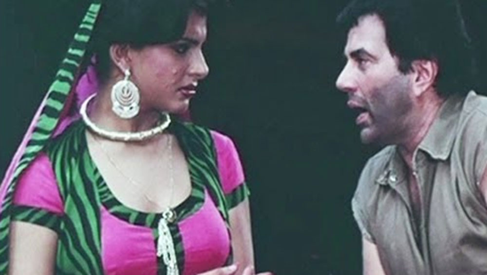 জানা যায়, ধর্মেন্দ্র নাকি প্রথম দেখাতেই অনিতার প্রেমে পড়েছিলেন, এমন গসিপ আজও বলিউড পাড়ায় শোনা যায়। দু’জনের জুটি দর্শকও পছন্দ করেছিলেন। তবে ধর্মেন্দ্রর বাড়ি থেকে নাকি এই সম্পর্কে রাজি ছিলেন না কেউই। সে কারণে তাঁদের প্রেমের সম্পর্ক সে ভাবে টেকেনি। পরে ধর্মেন্দ্রই ধীরে ধীরে নিজেকে গুটিয়ে নিয়েছিলেন।